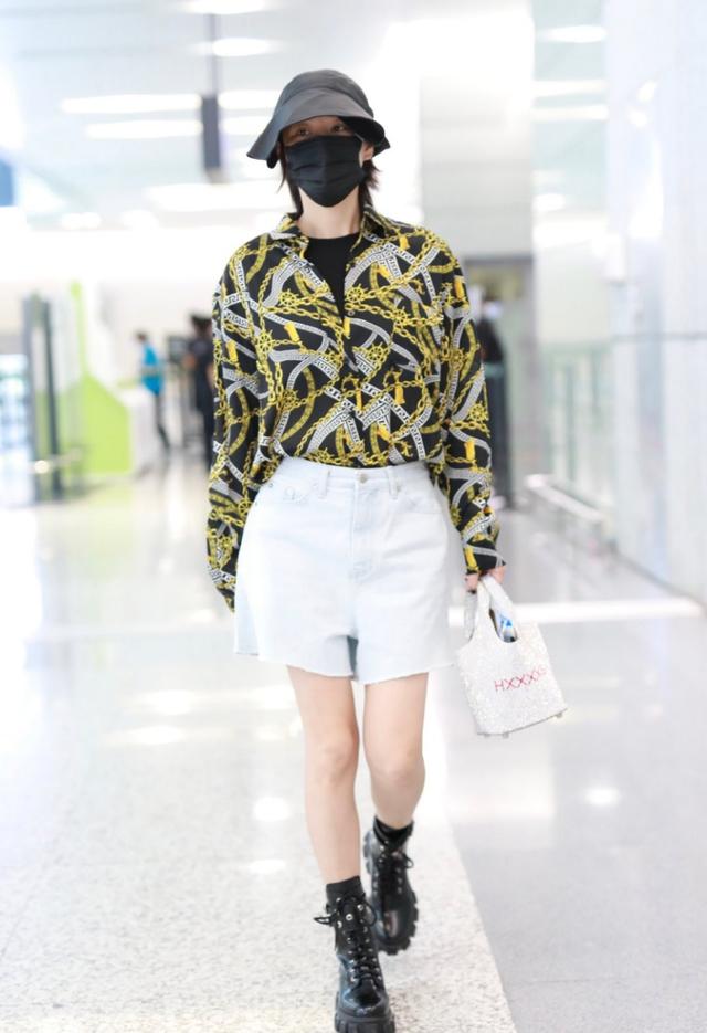 【发型】张馨予剪短发太好看了,穿着蓝衬衫搭配绿领带,个性独特超帅气