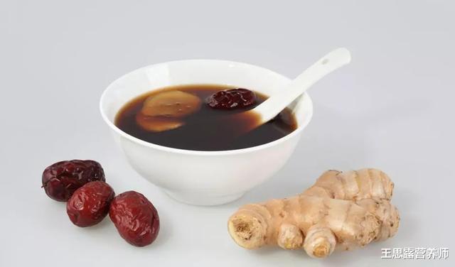 红枣▲生姜加红枣煮水来喝，3个作用很多人都需要，看完回家试一试