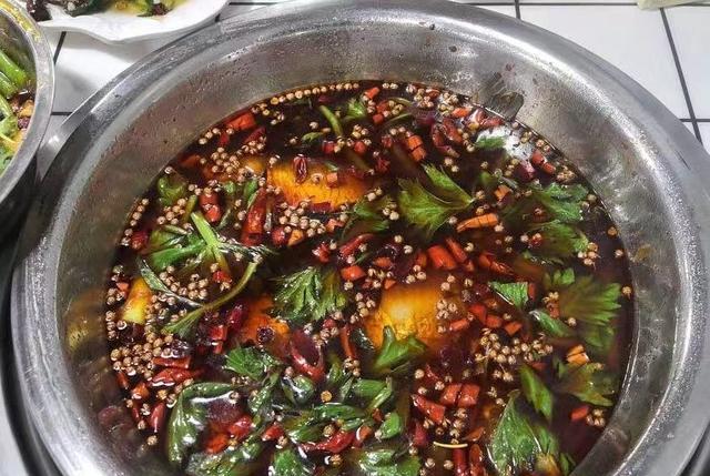 啊娇吃货美食汇 重庆藏匿在防空洞里的一家鱼庄，每天食客爆棚，凌晨依旧人气不减