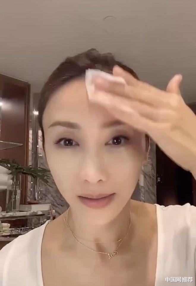 黎姿|49岁黎姿公开卸妆,素颜与化妆时没什么差别,3亿豪宅引网友关注