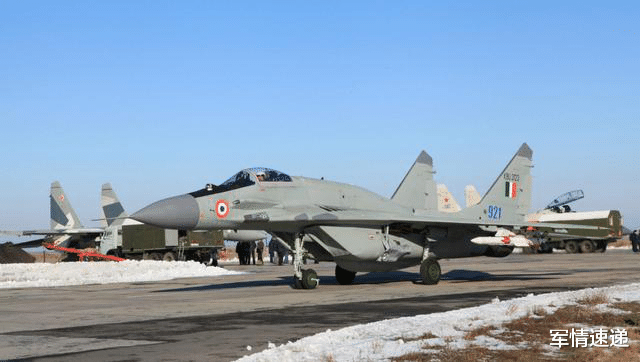 印度|印度果然咽不下这口气，舰载机空降边境机场，大战已无法避免？