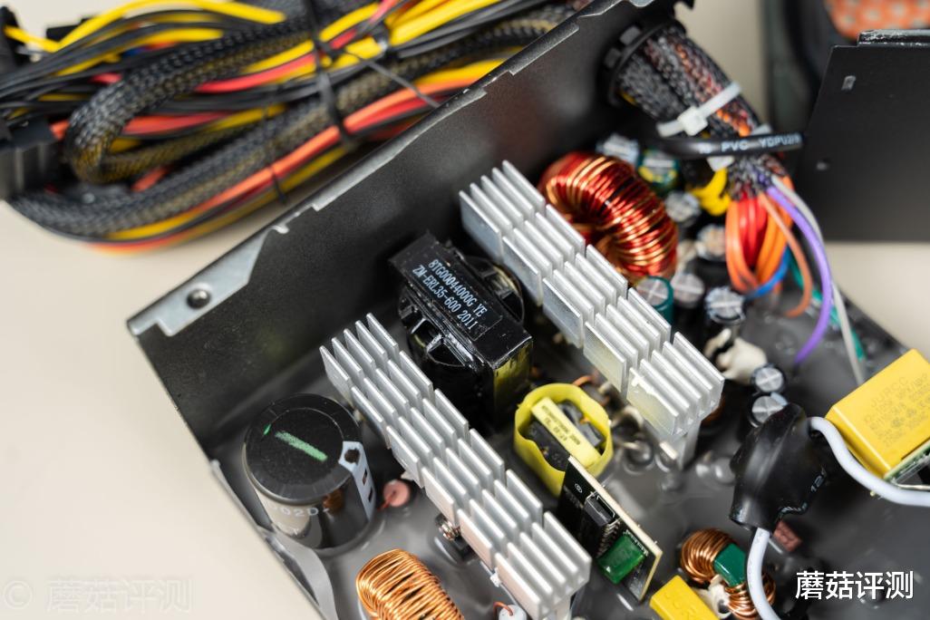 百度|运行稳定，功率主流、超频三七防芯GI-ST600电源 拆解评测