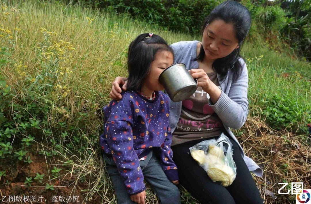 上海市：儿子病重无钱治，母亲跪地嚎啕大哭，13位母亲照片张张刺痛人心