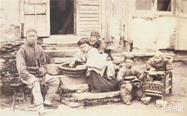 弋说历史|结婚20年,建国后丈夫被迫退休,妻子才发现,丈夫骗了所有人