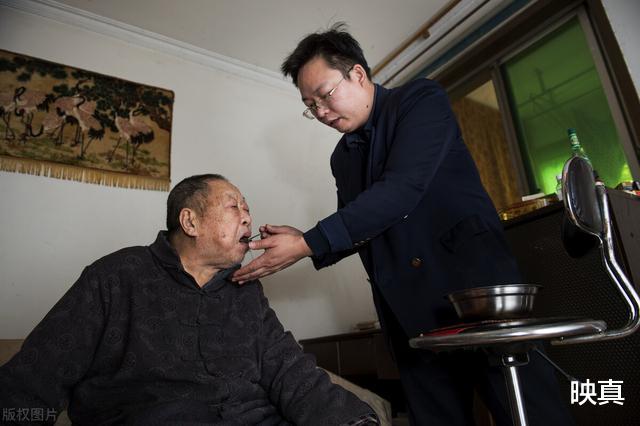 映真|清华毕业当了保安，月薪2000元，被人调侃想不开，当事人：不后悔