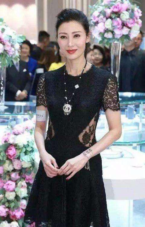 李嘉欣|李嘉欣气质藏不住，穿黑色蕾丝礼裙曲线迷人，高贵又优雅