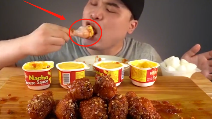 『』大胃王吃50个“炸鸡腿”，刚啃一口看出猫腻，网友：求你别装了！