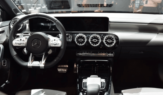 #奔驰A级#奔驰AMG再添“悍将”！搭2.0T榨出306马力，不到40万比A7还香