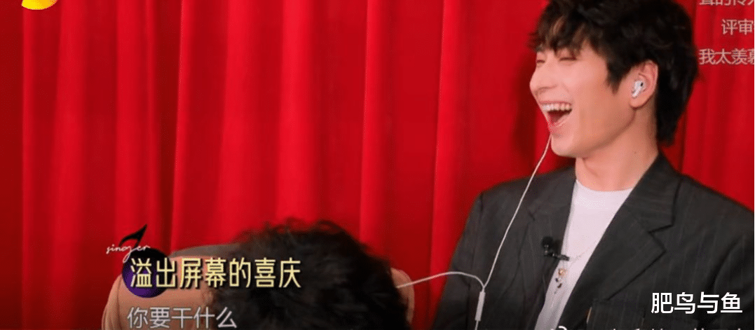 「周深」《歌手》周深隔离被憋坏,出门唱太雀跃!蹬腿小步跳,红色背景似结婚!