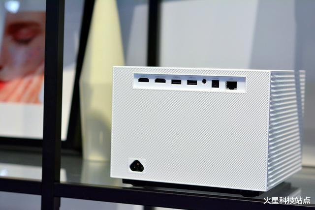 投影仪■小米生态链推出家用投影仪，内置MIUI TV系统，白天开窗效果如何？