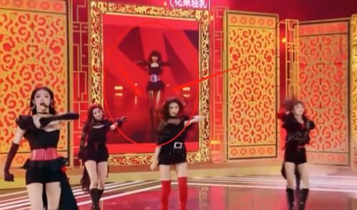 「lisa」难怪不让Lisa和学员同台，镜头扫过这一幕，这腿长差认真的？