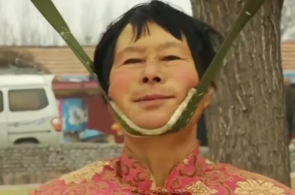 颈椎病|吓坏旁边大爷!68岁硬核大妈上吊式锻炼:治好颈椎病,还吊着睡觉