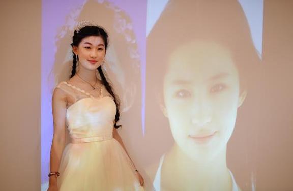 刘亦菲|19岁花百万整容成刘亦菲,连名字都相似,今23岁成这样