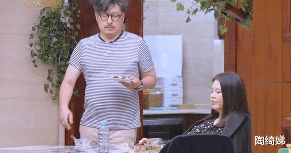 李湘|李湘睡前还要加餐,在家穿着太随意,被节目组打上了马赛克!