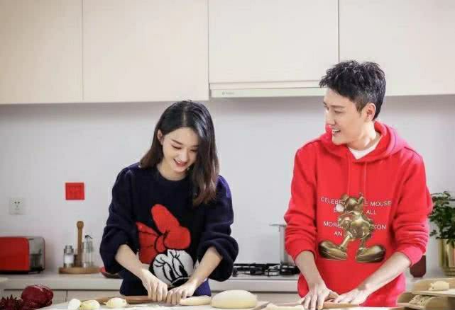 「赵丽颖」赵丽颖冯绍峰得子后久违同框出镜,真实状态曝光,年纪大的太吃亏