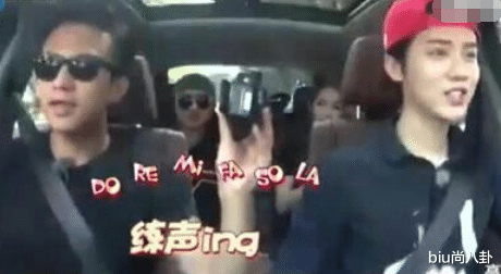 「鹿晗」偶遇鹿晗开车，谁注意副驾驶的人，镜头放大10倍，这不是那谁？