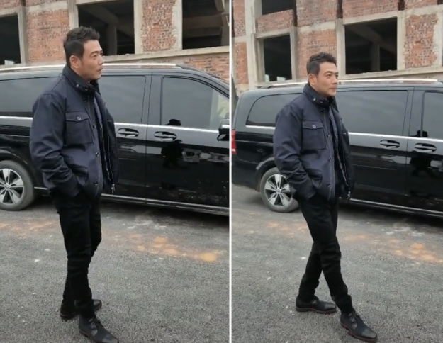 杨烁|杨烁回老家 和友人在路边聊天被拍 本人跟电视上差距也太大了吧