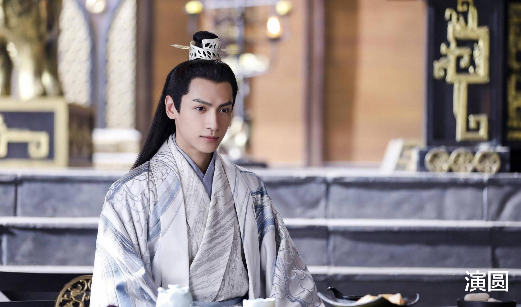 成毅|《琉璃》开播话题不断，男主成毅颜值实力齐飞，而她却成最大败笔