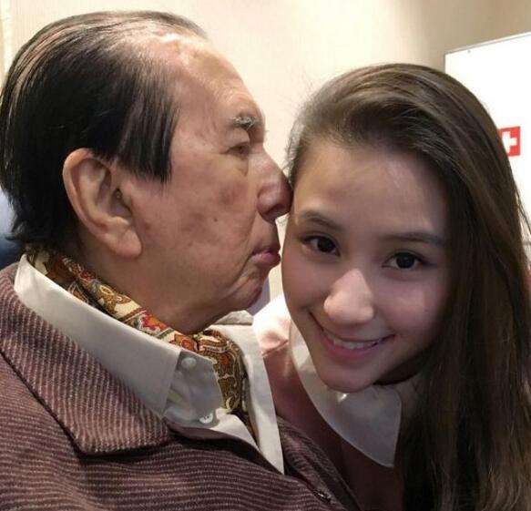 她是全香港男人的梦中情人,坐私人飞机上下班,身价上亿!