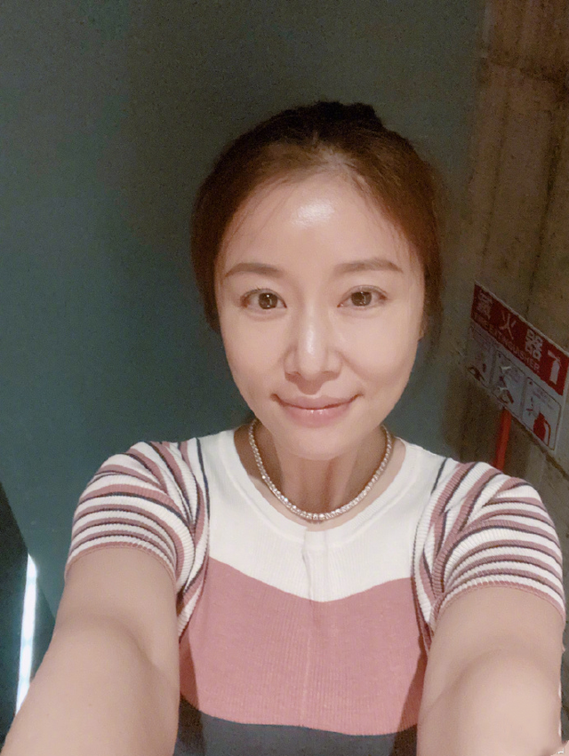 发型|林心如自信过头了，穿高开叉长裙挑战贵妇气质，可惜发型太油腻