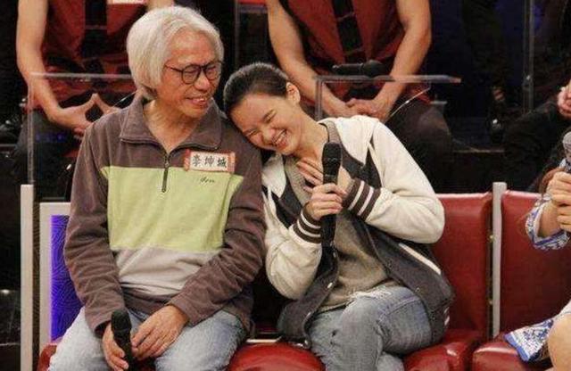 「爷孙恋」“奶孙恋”再次轰动！62岁大妈嫁小伙后怀孕，挺孕肚出镜遭质疑