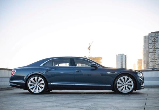 宾利飞驰▲最新款宾利飞驰亮相！新车标首次曝光，全新内饰比奥迪A8还给力！