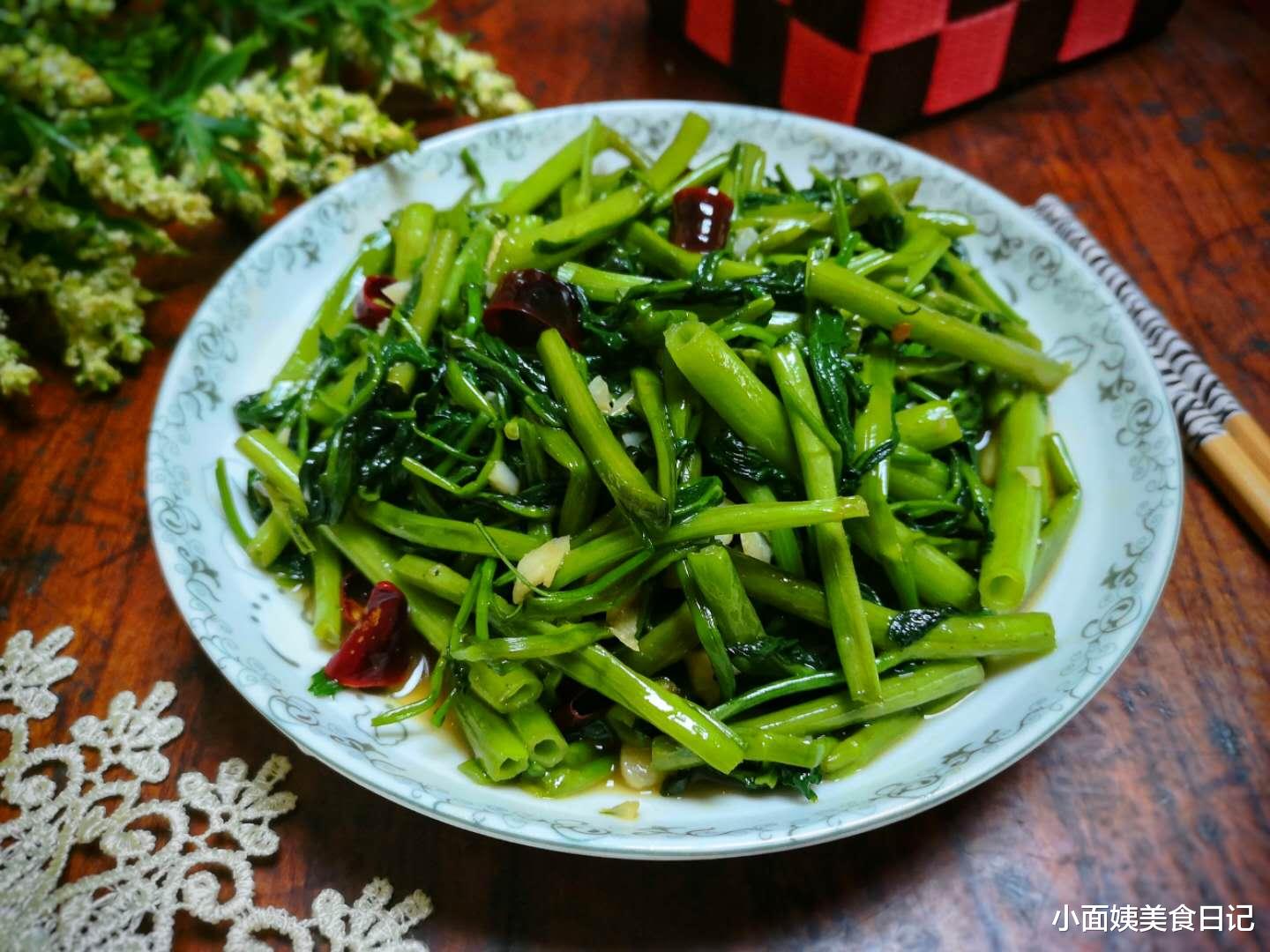 高血脂@炒空心菜10人做9人错,教你一招,炒出来翠绿不发黑,营养不流失