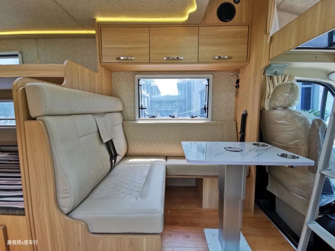 『荣威RX5』依维柯房车只要36.8万？还加赠600AH锂电和户外厨房？