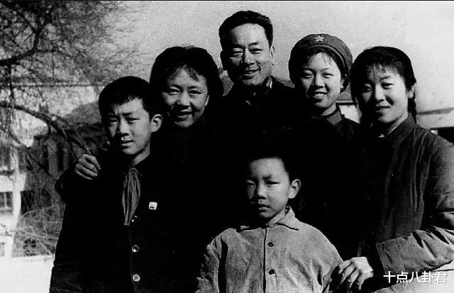 「庞学勤」庞学勤:红色英俊小生,在家里是保姆,照顾病妻45年,86岁去世