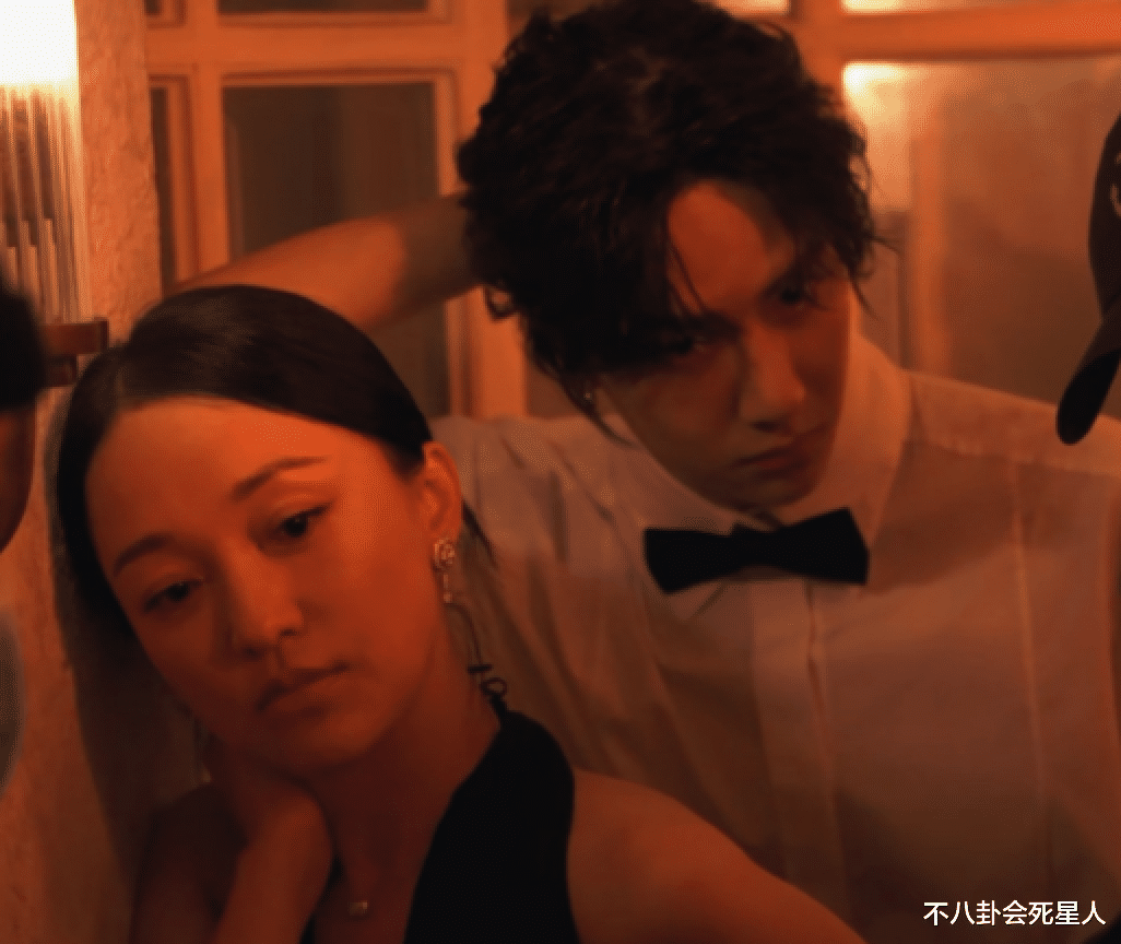 王一博|明星大合照看地位：王一博稳居C位，杨幂却镶边，黄渤只能作陪衬
