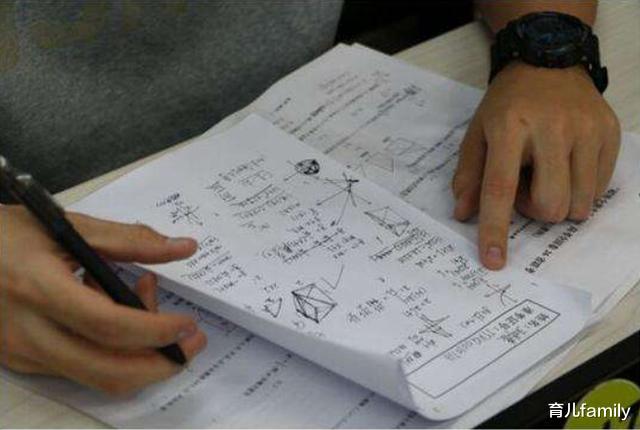 学霸▲学霸的“草稿纸”火了,老师坦言:孩子自不自律,看草稿纸就懂了