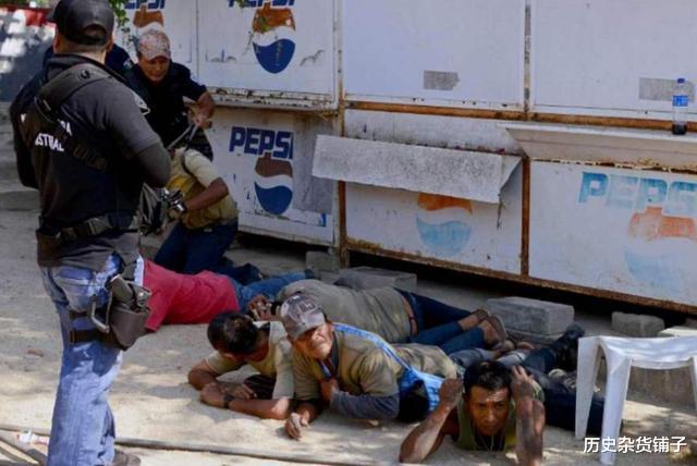 墨西哥@全世界唯一能被帮派打压的政府，军队出动也没用，有事还得忍着