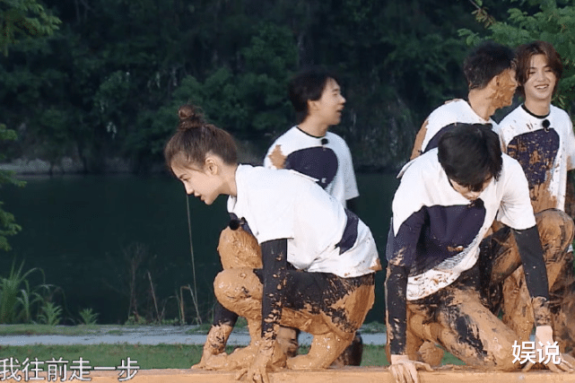 「奔跑吧兄弟」baby跑男中首次卸妆，导演故意关了美颜滤镜，素颜让人不敢信