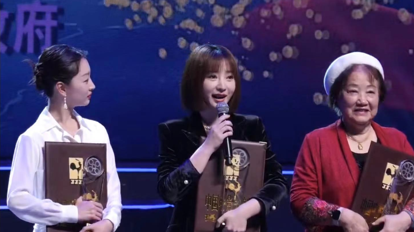 周冬雨|金鸡提名表彰颜值大赏:柳岩周冬雨同框比美,张馨予白裙身姿婀娜