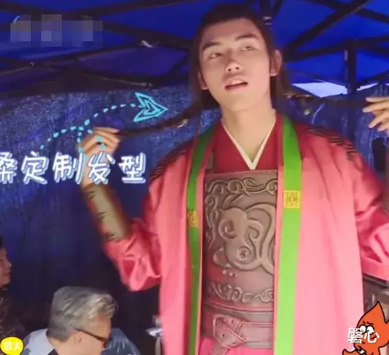 陈飞宇▲程潇给陈飞宇做发型，当看到最后“成品”，堪比真正的造型师了
