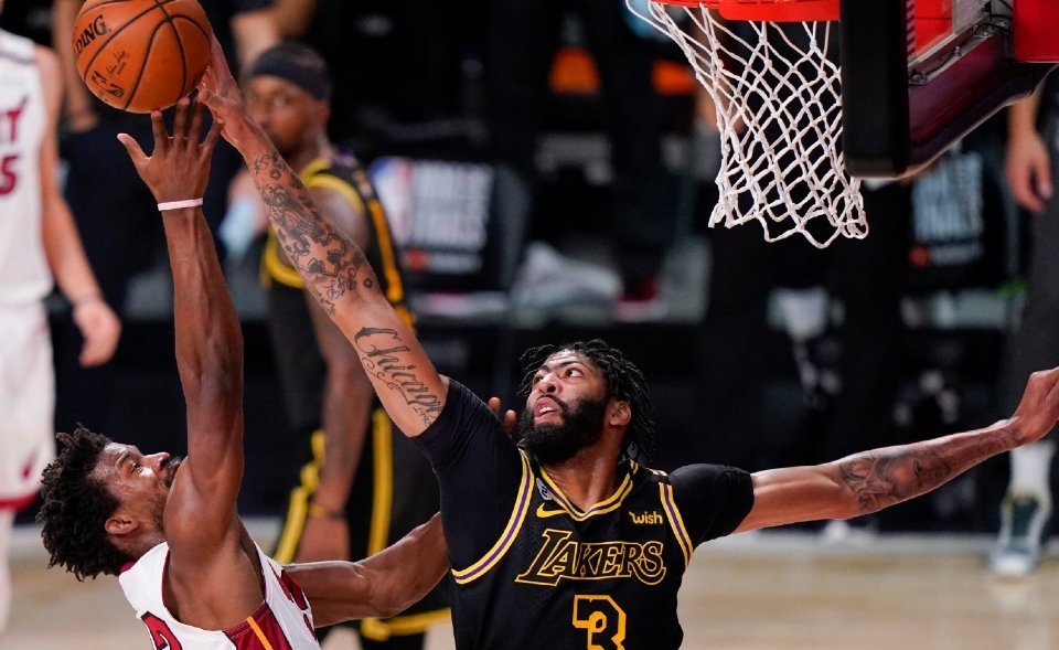 巴特勒|为了收视率脸都不要？裁判照顾巴特勒现铁证 湖人球迷：难以想象