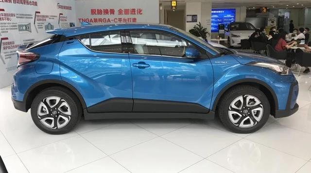 丰田c-hr■全系NEDC续航400km,到店实拍丰田C-HR EV