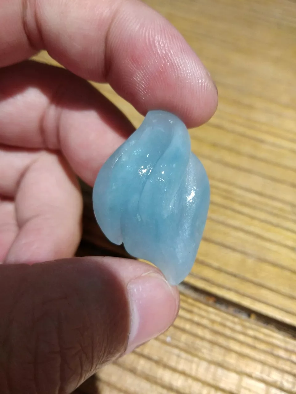 翡翠：大叔按耐不住蠢蠢欲动的心入手的一块翡翠原石，竟切出“天空蓝”美如画！