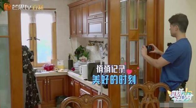 「唐一菲」带你看看凌潇肃唐一菲的豪宅，全屋都是红实木家具，装修宛如宫殿