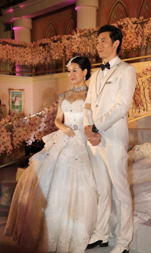 白冰|“京城四美”白冰宣布离婚，回顾和前夫丁一婚礼照，颜值让人惊艳