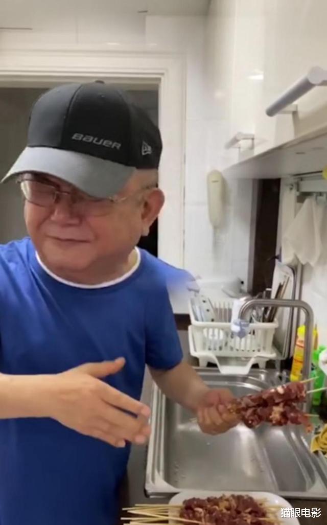 王刚|71岁王刚晒近照却意外露富,厨房安电话,大厅还摆着石狮子