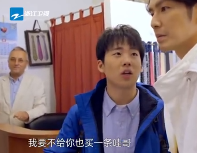 郭麒麟|郭麒麟刚起床就被镜头冒犯，有谁注意床头物品？还是郭德纲教的好