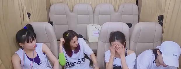 万茜|万茜的飘和她的做作能平级了，现在黄龄和李斯丹妮都皱眉不搭理她