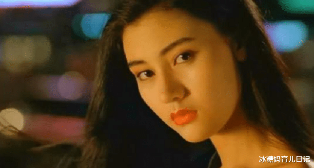 李嘉欣|50岁李嘉欣与儿子逛超市，“透视装”遭吐槽，凭啥当妈就得保守