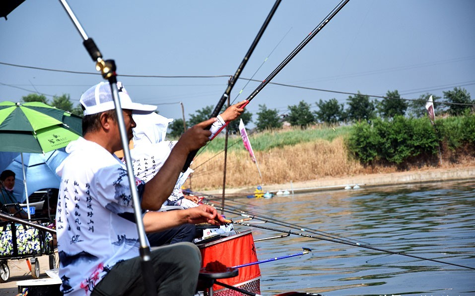 |迷恋钓鱼无法自拔！40岁大叔与钓鱼的情感故事