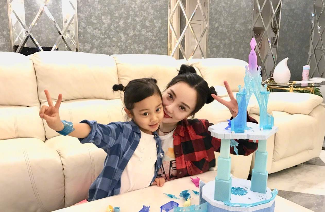 李小璐|李小璐终于迎来救星！身价300亿、坐拥17亿豪宅的张庭出手
