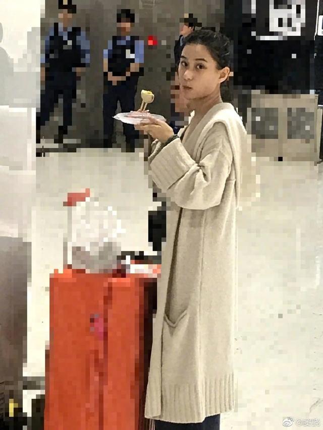 窦骁@窦骁高调庆祝与何超莲恋情一周年，连放17张靓相，幸福又甜蜜