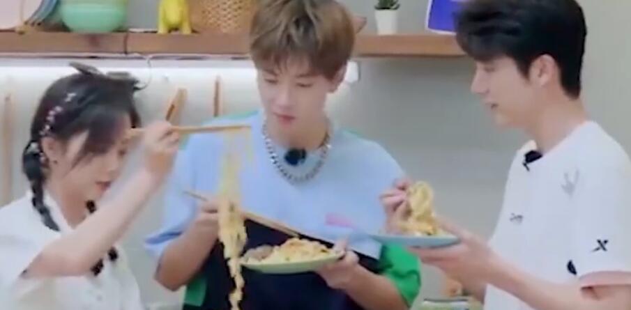 谭松韵|谭松韵为减肥偷偷夹走碗里的面，谁注意张新成反应？关系好装不出