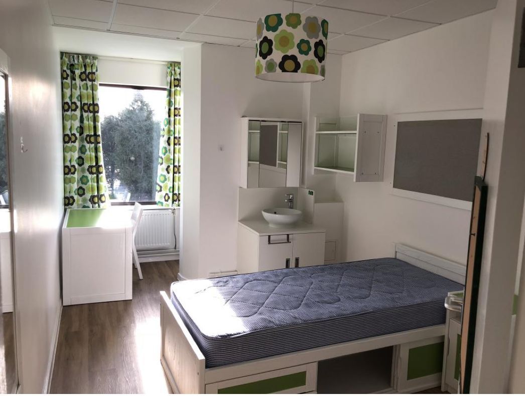 清华大学■高校宿舍对比！清华VS北大VS哈佛VS剑桥，网友：国外是卧室