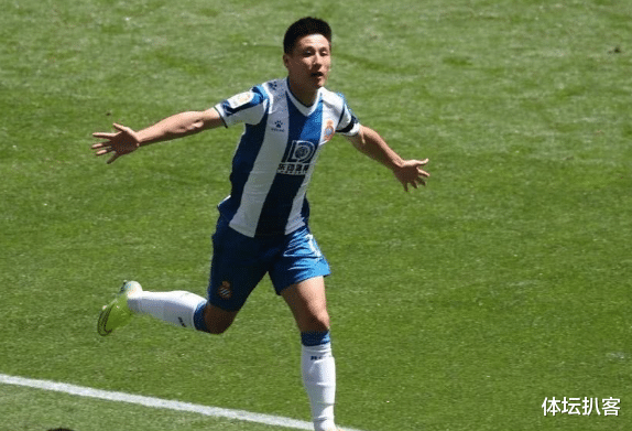 【武磊】跪地掩面！武磊仰天长叹太无奈，队友不给他传球，获评6.5分！